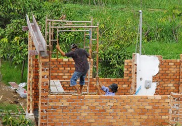 Phê bình hai chủ tịch huyện buông lỏng quản lý đất đai - Hình 1