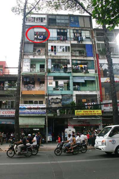 TPHCM: Rơi từ tầng 5, bé trai tử vong - Hình 2