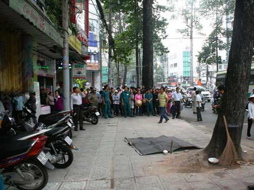 TPHCM: Rơi từ tầng 5, bé trai tử vong - Hình 1