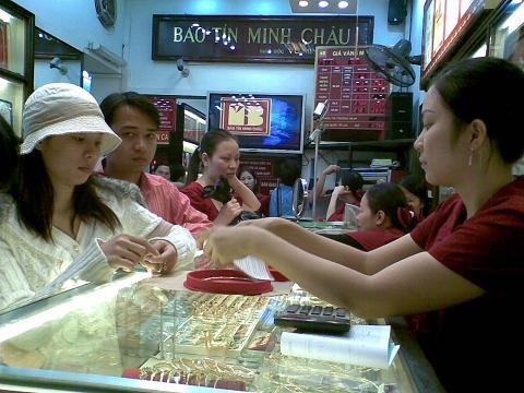 Vàng SJC cao hơn giá thế giới gần 4 triệu đồng/lượng - Hình 1