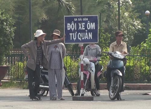 Vật vã trong vòng vây cò vé tàu Tết - Hình 1