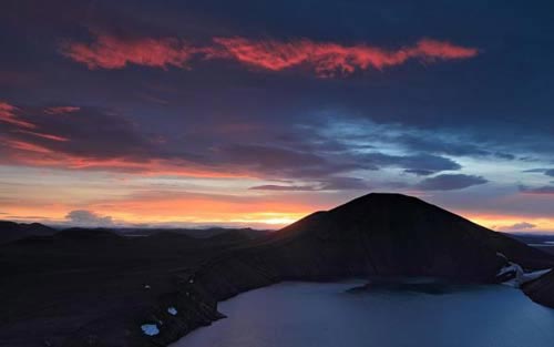 Vẻ đẹp ngoạn mục của vùng núi lửa ở Iceland - Hình 1
