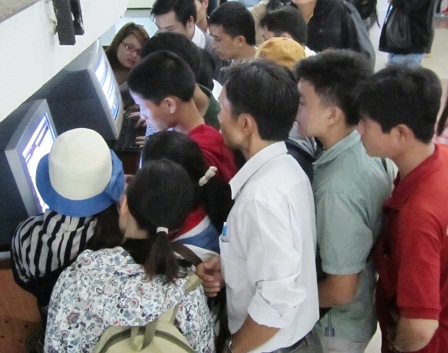 Vé tàu Tết: Khách vật vã chờ đợi, cò nhộn nhịp bán mua - Hình 1