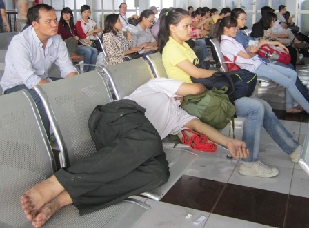 Vé tàu Tết: Khách vật vã chờ đợi, cò nhộn nhịp bán mua - Hình 2