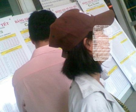 Vé tàu Tết: Khách vật vã chờ đợi, cò nhộn nhịp bán mua - Hình 3