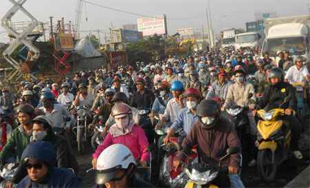 Xa lộ Hà Nội tê liệt hơn 10km vì một chiếc xe lật - Hình 3