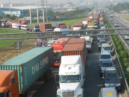Xa lộ Hà Nội tê liệt hơn 10km vì một chiếc xe lật - Hình 4