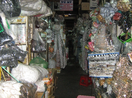 Cháy chợ Quảng Ngãi: Nhiều tiểu thương ở TP.HCM vạ lây - Hình 2