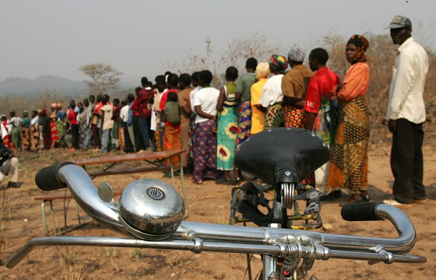 Cựu bộ trưởng Zambia bị bắt vì... ăn cắp xe đạp - Hình 1
