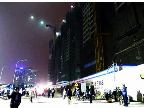Hà Nội: Sập giàn giáo kinh hoàng, nhiều người bị chôn vùi - Hình 1