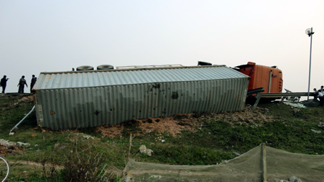 Hà Nội: Xe container chổng vó trên đường lên cầu - Hình 4