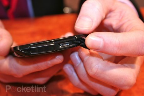 MWC 2012: Trên tay smartphone lõi tứ bí ấn của Fujitsu - Hình 11