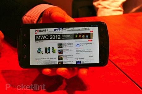MWC 2012: Trên tay smartphone lõi tứ bí ấn của Fujitsu - Hình 4
