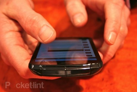 MWC 2012: Trên tay smartphone lõi tứ bí ấn của Fujitsu - Hình 7