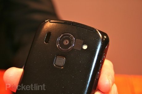 MWC 2012: Trên tay smartphone lõi tứ bí ấn của Fujitsu - Hình 9