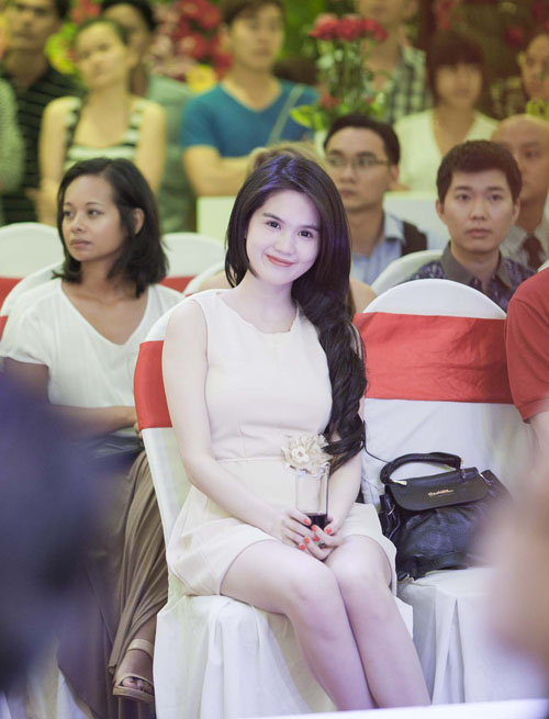 Ngọc Trinh tươi tắn trong đầm màu nude - Hình 9