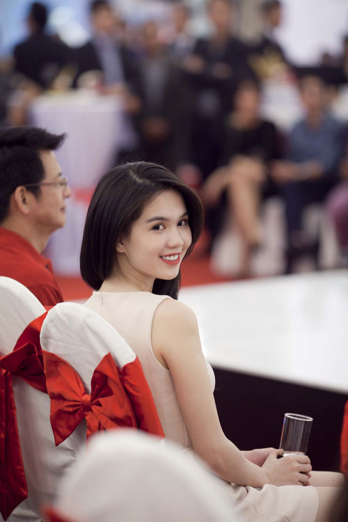 Ngọc Trinh tươi tắn trong đầm màu nude - Hình 7
