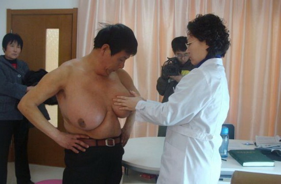 Những người đàn ông có ngực khủng - Hình 5