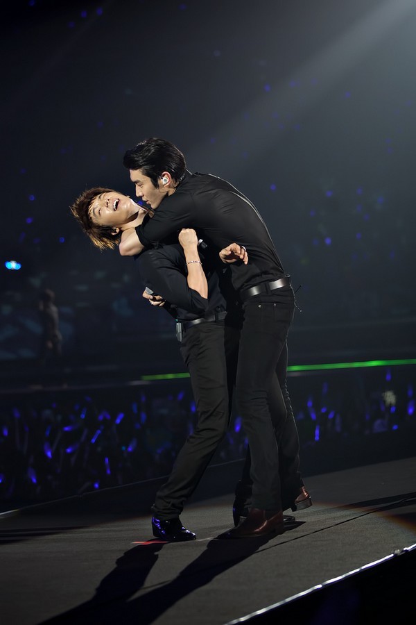 Những hình ảnh khó đỡ của SuJu tại Super Show 4 - Hình 3