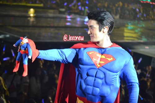 Những hình ảnh khó đỡ của SuJu tại Super Show 4 - Hình 2
