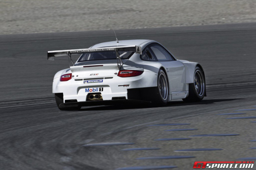 Porsche 911 GT3 RSR 2012 lăn bánh trên đường đua - Hình 1