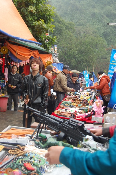 Súng đồ chơi nguy hiểm la liệt tại chùa Hương - Hình 1