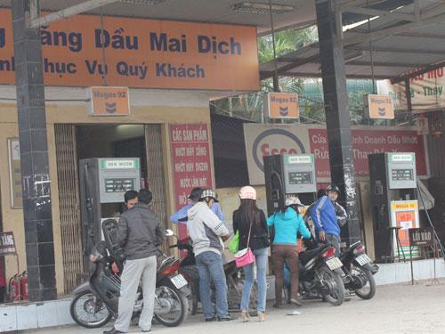 Xăng dỏm phát hiện ở cây xăng Mai Dịch chỉ 10.000 đồng/lít - Hình 1