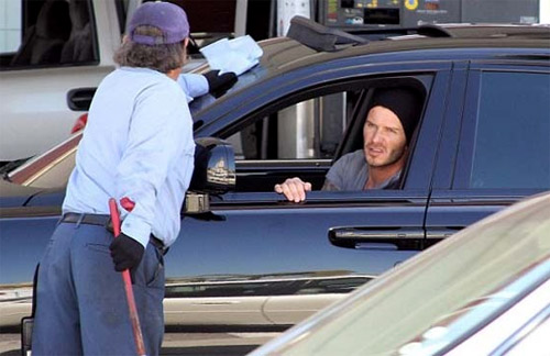 Becks xuề xòa chăm sóc siêu xe Rolls-Royce - Hình 1