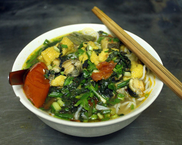 Bún ốc chuối đậu đông khách trong ngõ chợ Đồng Xuân - Hình 1
