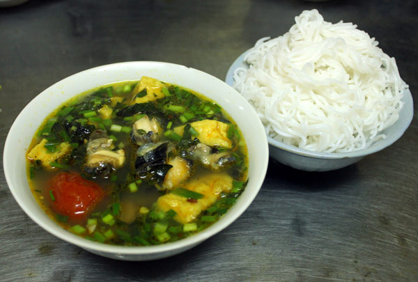 Bún ốc chuối đậu đông khách trong ngõ chợ Đồng Xuân - Hình 2
