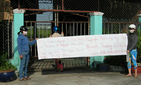 Căng biểu ngữ đòi nợ - Hình 1