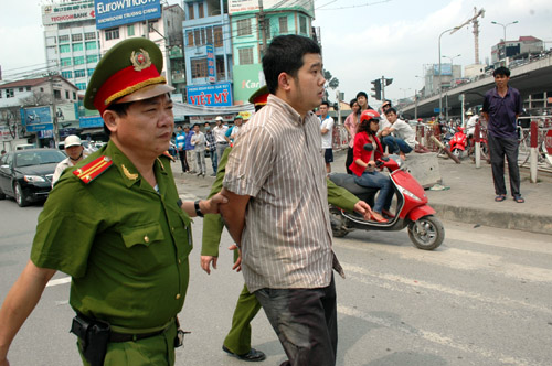 Không đội MBH còn đâm thẳng vào trung tá CSGT - Hình 2