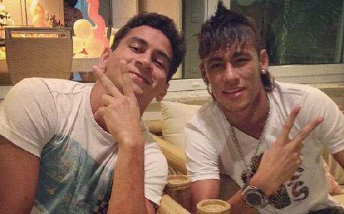 Neymar được Hoàng tử Anh ký tặng áo đấu - Hình 3