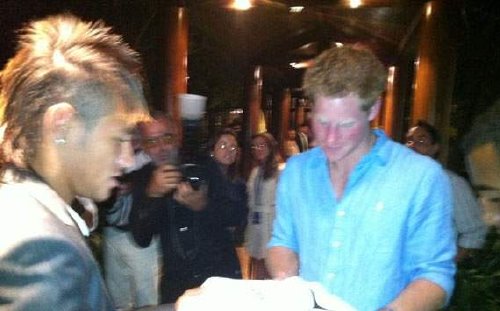 Neymar được Hoàng tử Anh ký tặng áo đấu - Hình 2