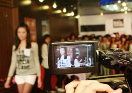 Những góc khuất rùng mình của showbiz Việt - Hình 1