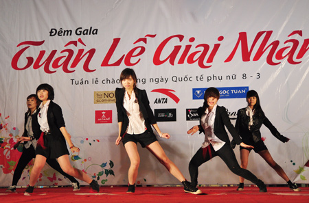Nóng bỏng bài diễn của fan nữ K-pop cuồng nhiệt - Hình 12