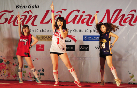 Nóng bỏng bài diễn của fan nữ K-pop cuồng nhiệt - Hình 9