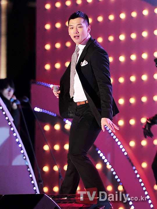 Rain khóc trên sân khấu Kpop đầu tiên kể từ khi nhập ngũ - Hình 2