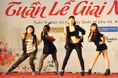 Nóng bỏng bài diễn của fan nữ K-pop cuồng nhiệt - Hình 7