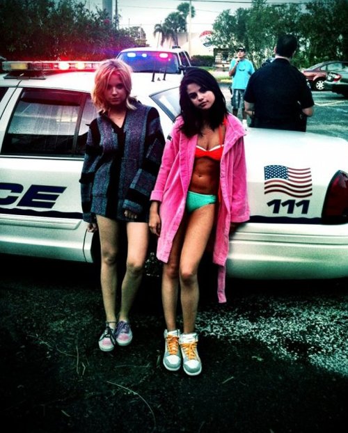 Spring Breakers tiếp tục bôi xấu hình tượng của Selena, Vanessa - Hình 8