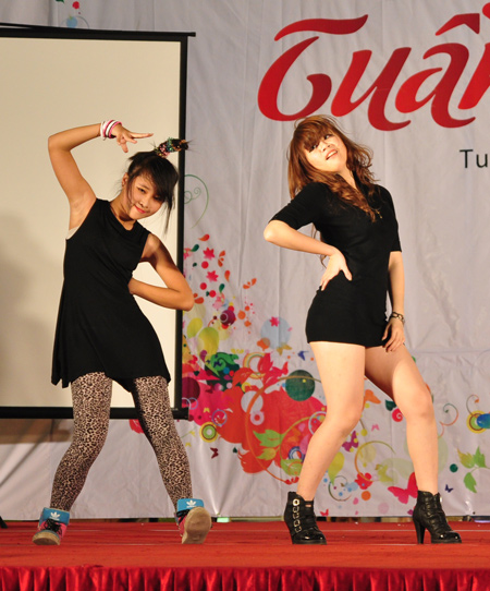 Nóng bỏng bài diễn của fan nữ K-pop cuồng nhiệt - Hình 6