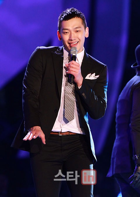 Rain khóc trên sân khấu Kpop đầu tiên kể từ khi nhập ngũ - Hình 3