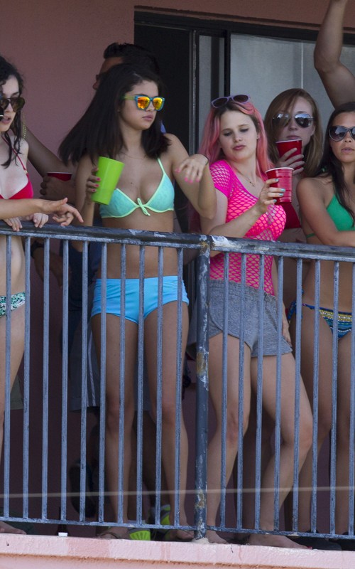 Spring Breakers tiếp tục bôi xấu hình tượng của Selena, Vanessa - Hình 14