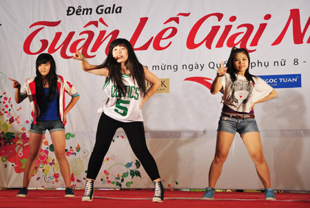 Nóng bỏng bài diễn của fan nữ K-pop cuồng nhiệt - Hình 3