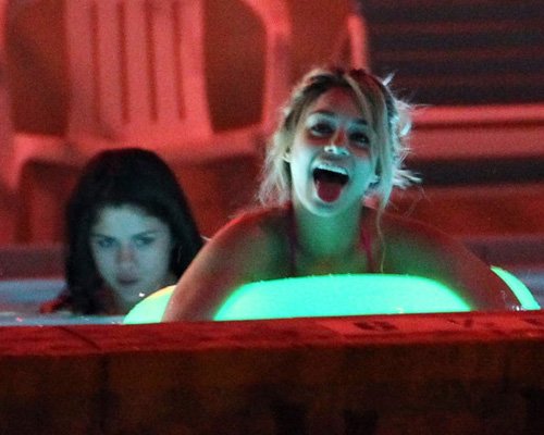 Spring Breakers tiếp tục bôi xấu hình tượng của Selena, Vanessa - Hình 18