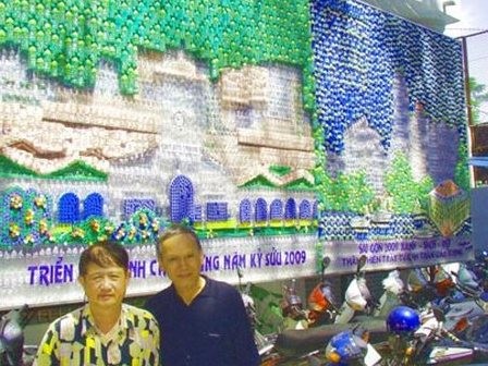 Bức tranh làm từ nhiều vỏ chai phế liệu nhất - Hình 1
