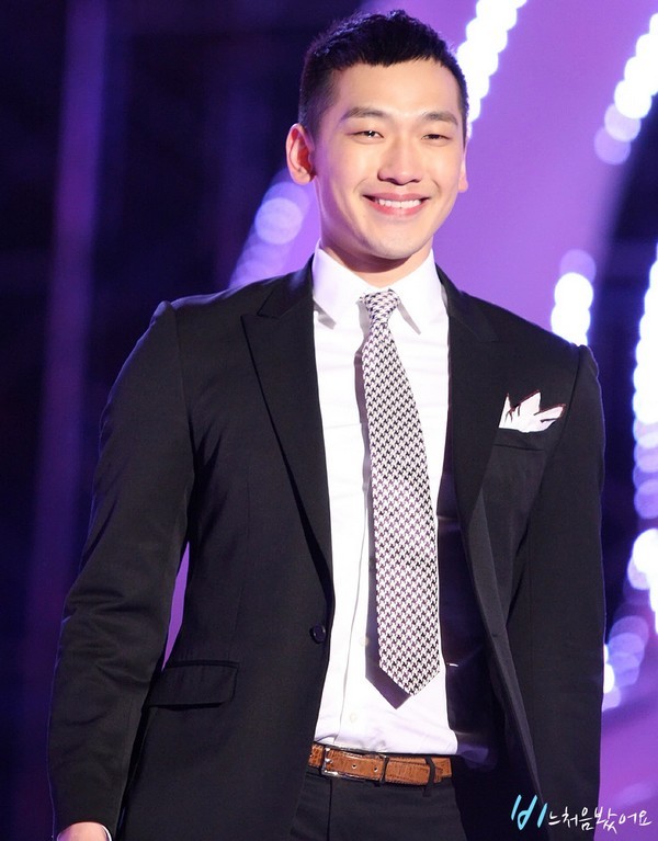 Rain khóc trên sân khấu Kpop đầu tiên kể từ khi nhập ngũ - Hình 1