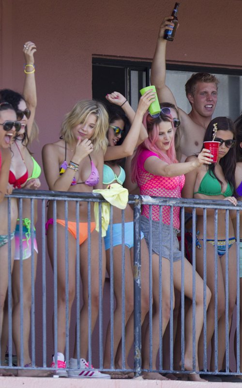 Spring Breakers tiếp tục bôi xấu hình tượng của Selena, Vanessa - Hình 12