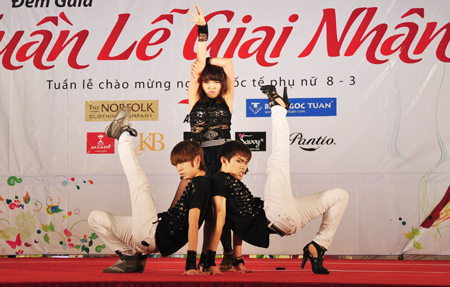 Nóng bỏng bài diễn của fan nữ K-pop cuồng nhiệt - Hình 11