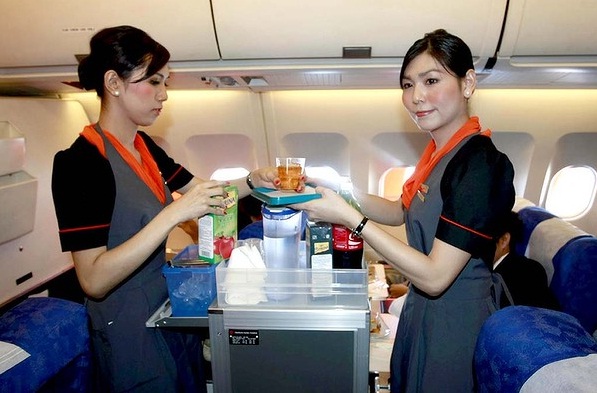 Vẻ đẹp của tiếp viên hàng không chuyển giới ở Thái Lan - Hình 14